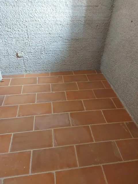 Sol en carreaux de terre cuite posés à joints décalés