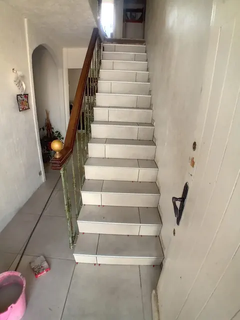 Escalier intérieur carrelé avec nez de marche