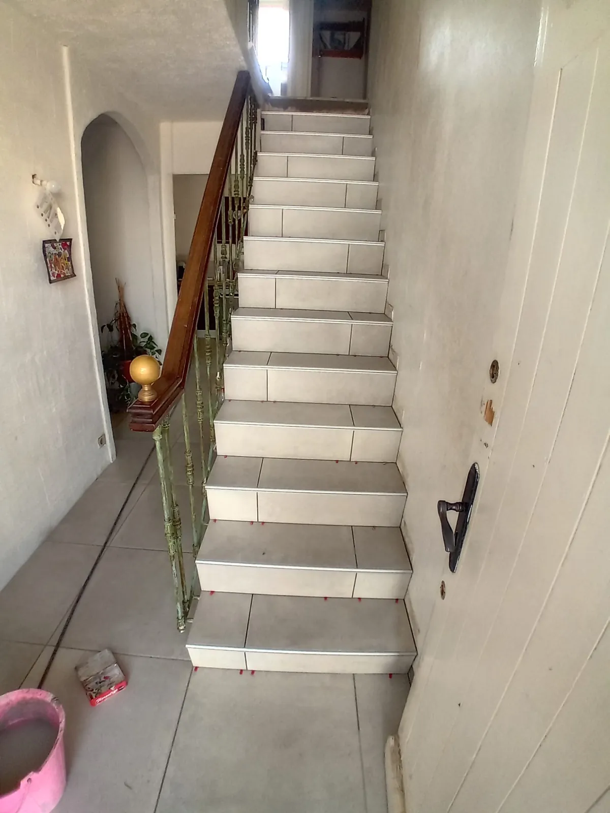 Escalier intérieur carrelé avec nez de marche